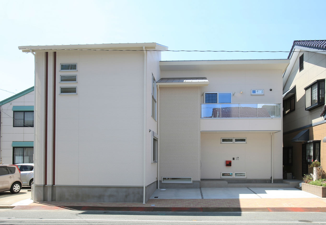 丸昇彦坂建設【デザイン住宅、間取り、インテリア】無駄を省いたスマートなデザインが目を引く外観。「見た目のお洒落さだけでなく、光の入り方や風通しなどがよく考えられていて、想像以上に住みやすい」とYさん