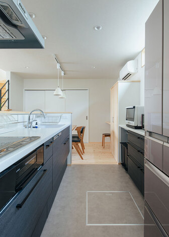 キッチン部分の床には水に強い素材を採用