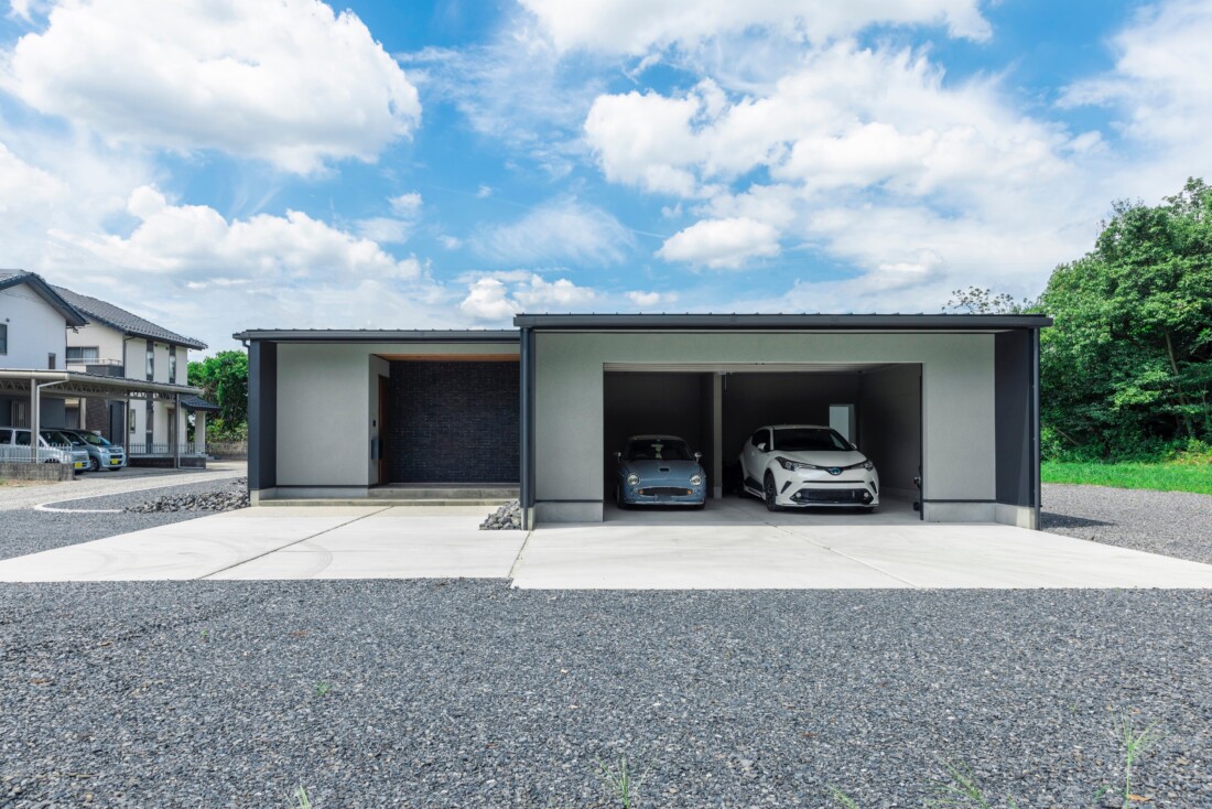 チェックハウス｜二台の車を余裕をもって停めることができるビルドインガレージ。機能性とデザイン性を兼ね備えた、現代的な駐車スペース。