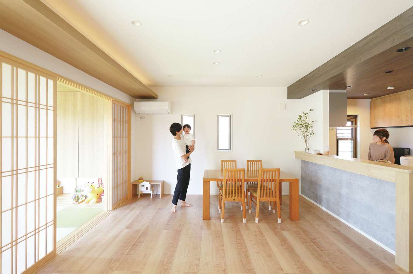 丸昇彦坂建設【デザイン住宅、子育て、間取り】ダイニングと和室は障子で仕切ることもできる。障子から透ける光や間接照明が、洗練された和モダン空間を演出