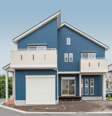 風通しや陽当たりを最大限考慮して窓の位置を決定。白いトリミングが効いている、お洒落な外観