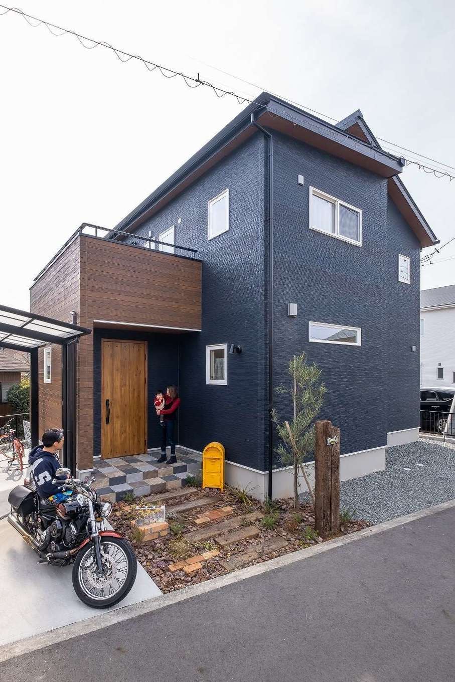 イデキョウホーム【デザイン住宅、省エネ、間取り】紺色と木目調のコントラストがモダンな外観。ご家族のこだわりがたくさん詰まった新居が完成した