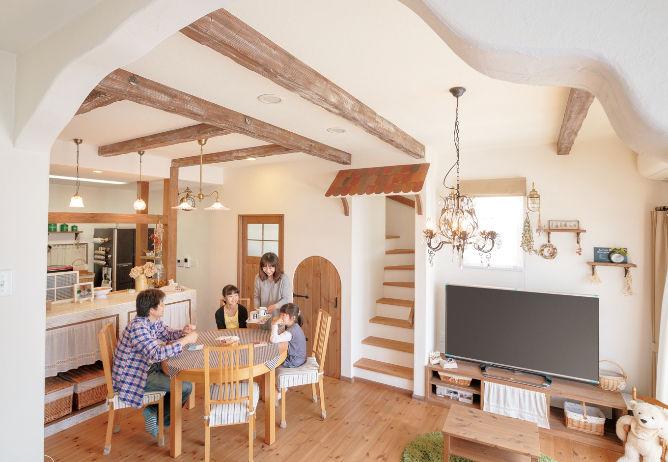 富士ホームズデザイン【デザイン住宅、子育て、間取り】無垢床と珪藻土の壁に囲まれた空間に曲線を取り入れ、ぬくもりのあるやわらかな雰囲気に。うねうねの垂れ壁は二つとして同じ形はない、わが家だけのデザインだ