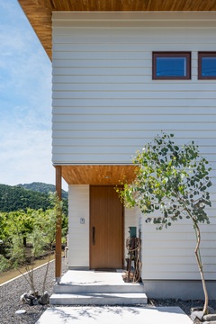 玄関アプローチ。軒天井はチーク材の羽目板を使用。