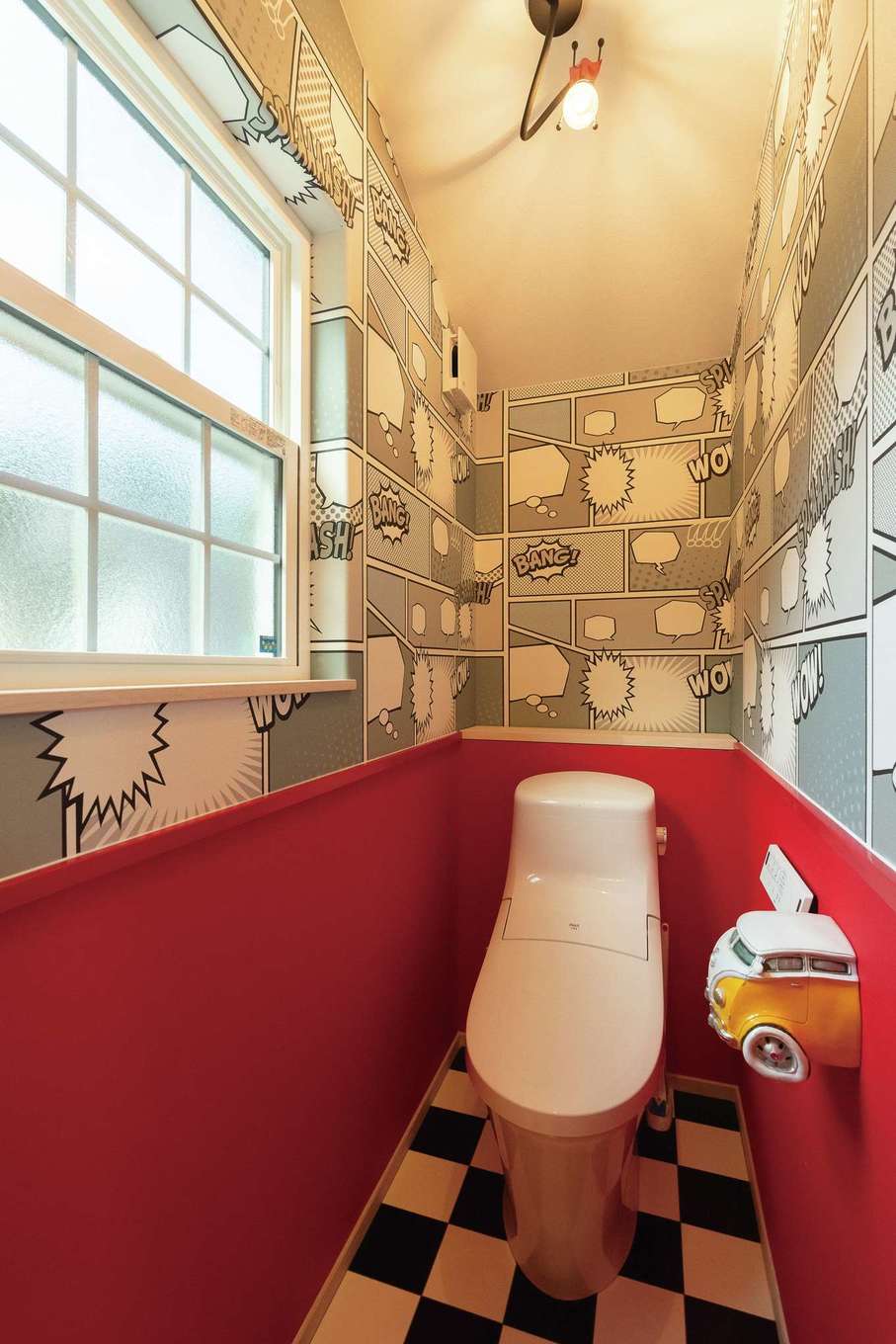 富士ホームズデザイン【輸入住宅、趣味、ガレージ】アメコミ風クロスでまとめた2階トイレ