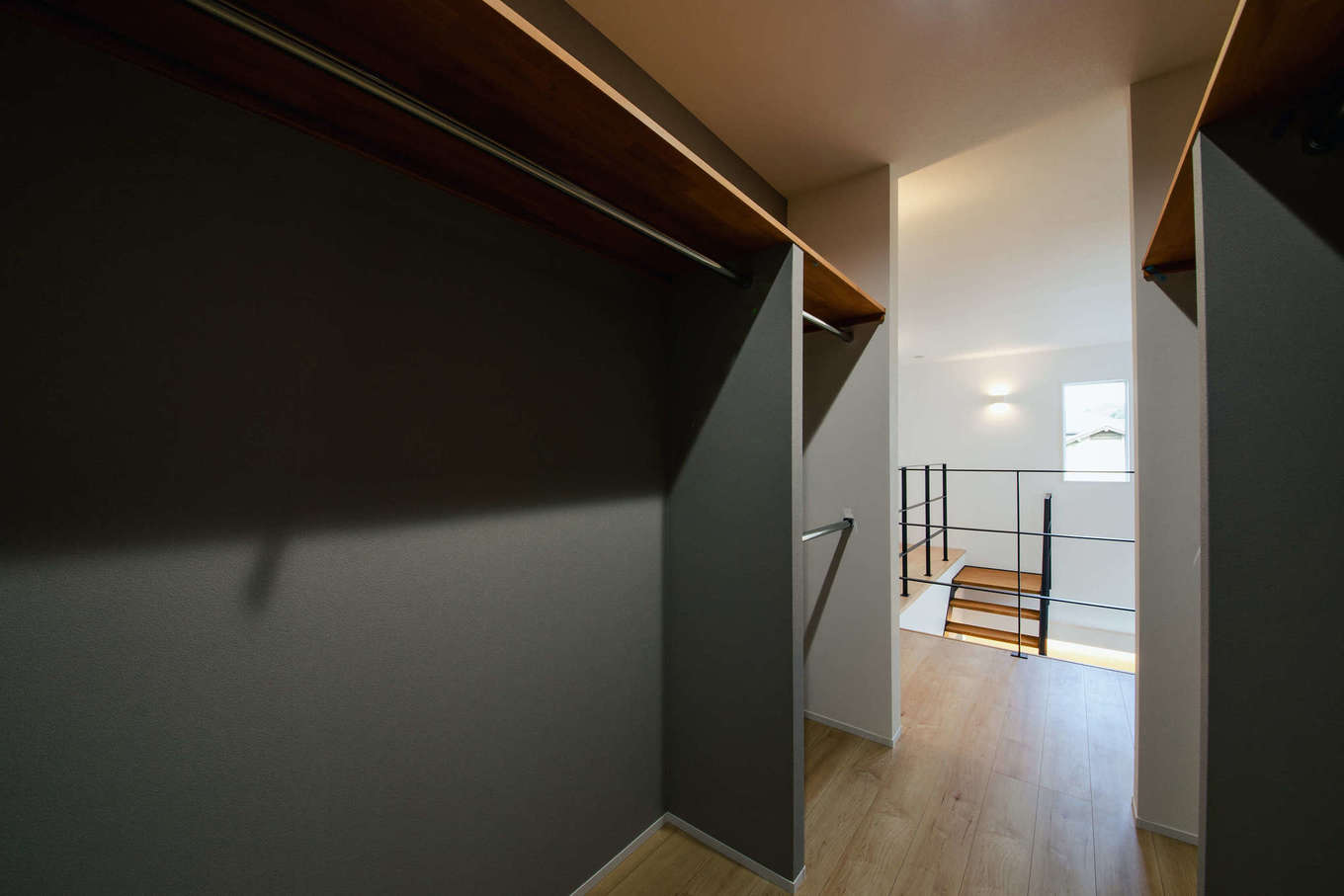 DAITOKU（大得工務店）【デザイン住宅、省エネ、間取り】3畳分の広さを確保した2階のウォークインクローゼット。子ども部屋がコンパクトでも、ここに大容量の収納があるので安心