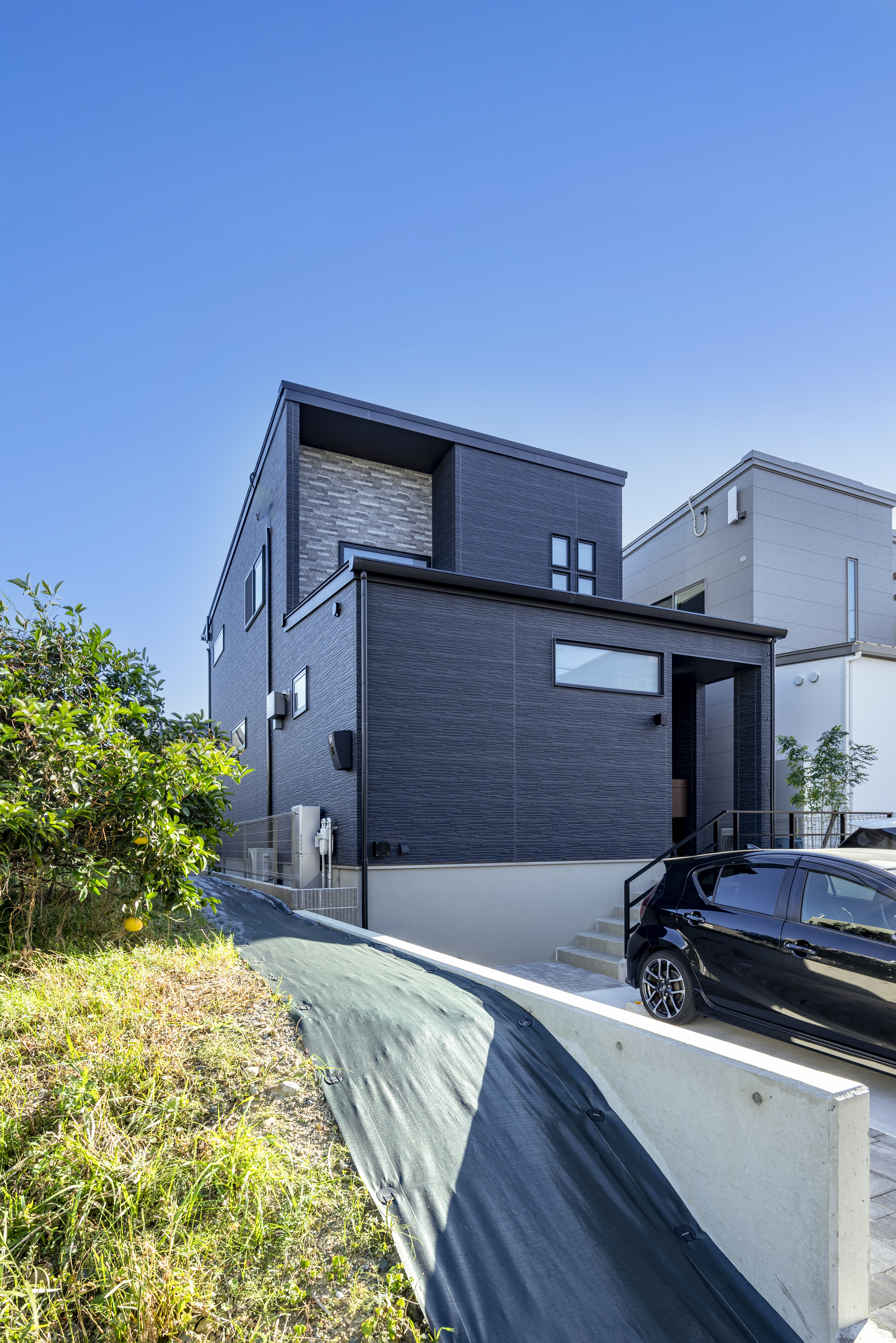 トキワハウス デザイン アンド ビルド（常盤工業）｜モダンなデザインの二階建て住宅の外観。シンプルでありながら存在感を放ち、周囲の環境と調和した美しさを持つ。