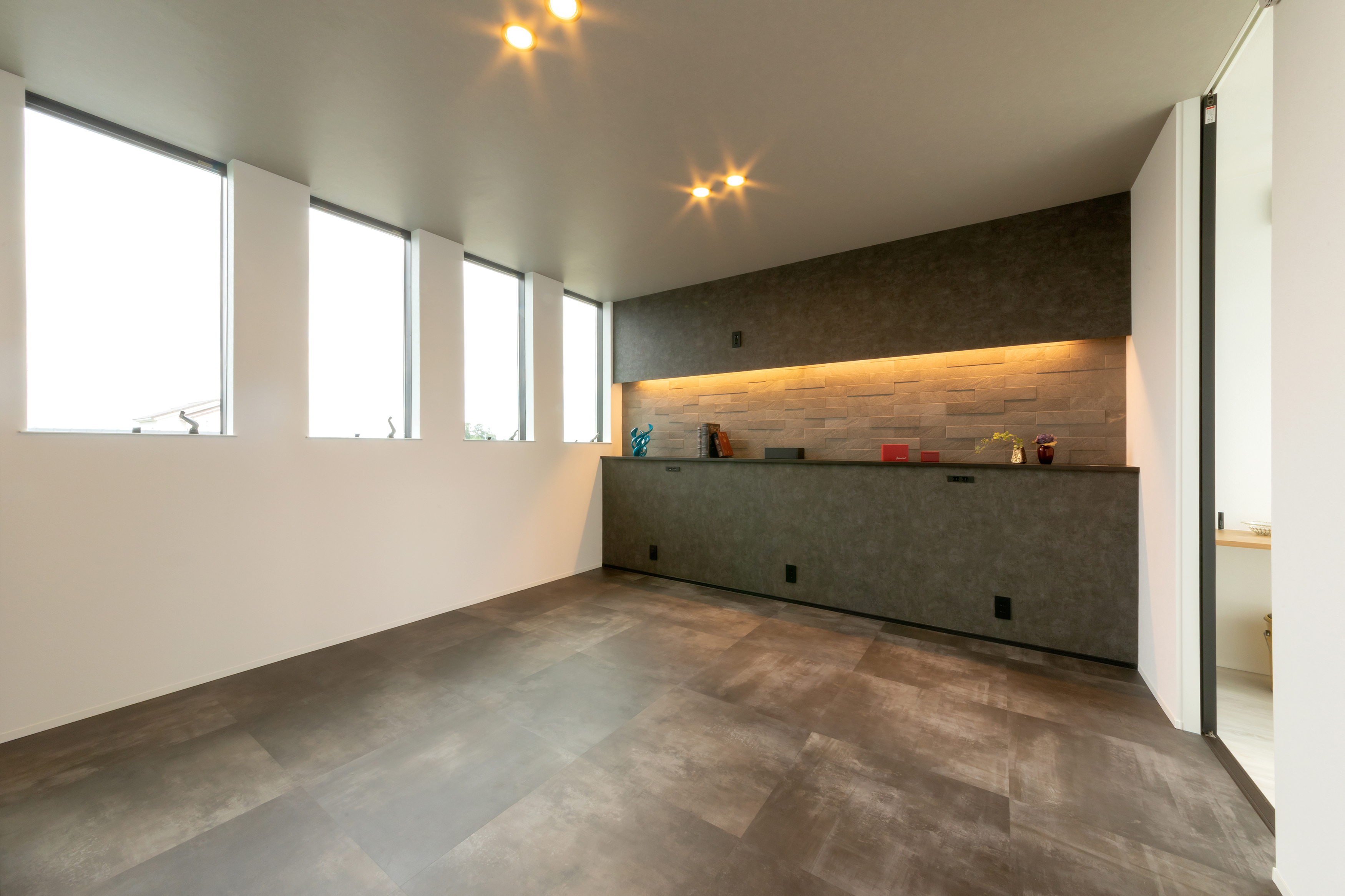 REIWA HOUSE（令和ハウス）｜2階寝室の窓は、外からの見た目を意識した並び。
カウンターはエコカラットと間接照明で美しく造作した。