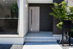 モノトーンの外壁にグレイッシュオークの玄関ドアをコーディネート。
無機質になりすぎず、品のある玄関に。