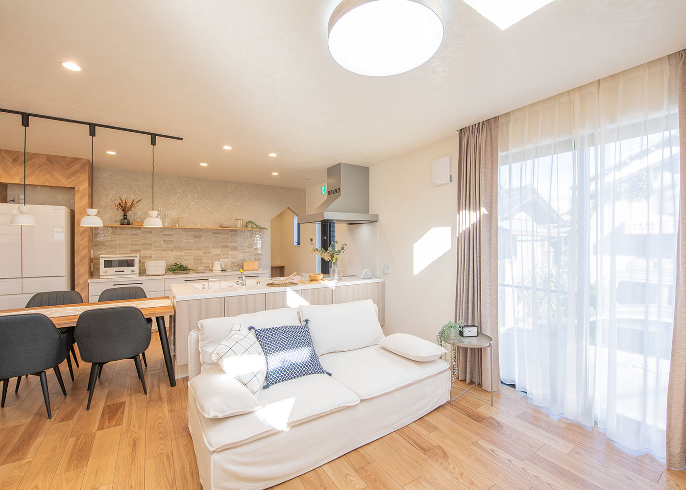 小野田産業～designers house project～【静岡市清水区青葉町6ｰ18・モデルハウス】照明やクロス、キッチンのタイル使いなどはインテリアコーディネーターがセレクト。飽きのこない落ち着いた雰囲気でまとめた