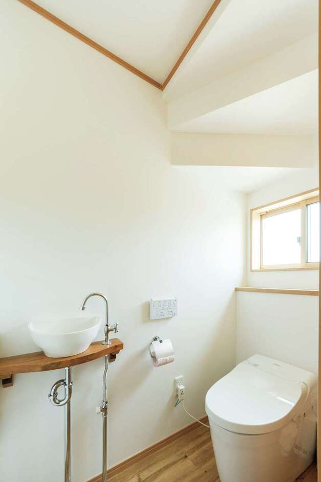 １階トイレは階段下を利用。スペースをさらに有効利用するため、タンクレスを選択