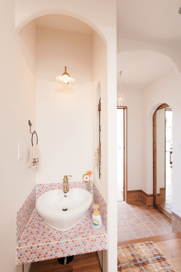 富士ホームズデザイン【デザイン住宅、子育て、間取り】ハート型の洗面ボウルとモザイクタイルがかわいい玄関の洗面台