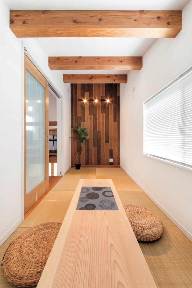 住たくeco工房【1000万円台、自然素材、平屋】スキップフロアに設けた和室。無垢の一枚板テーブルは磯部社長からのサプライズ