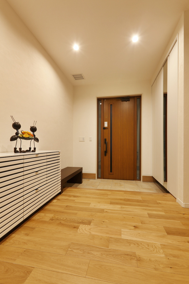 子世帯の玄関。空間を広く確保し、来客対応もばっちり。靴の着脱や一時的な荷物置き場にするためのベンチを設けた。ちょっとした工夫で暮らしやすさを格段にアップ！