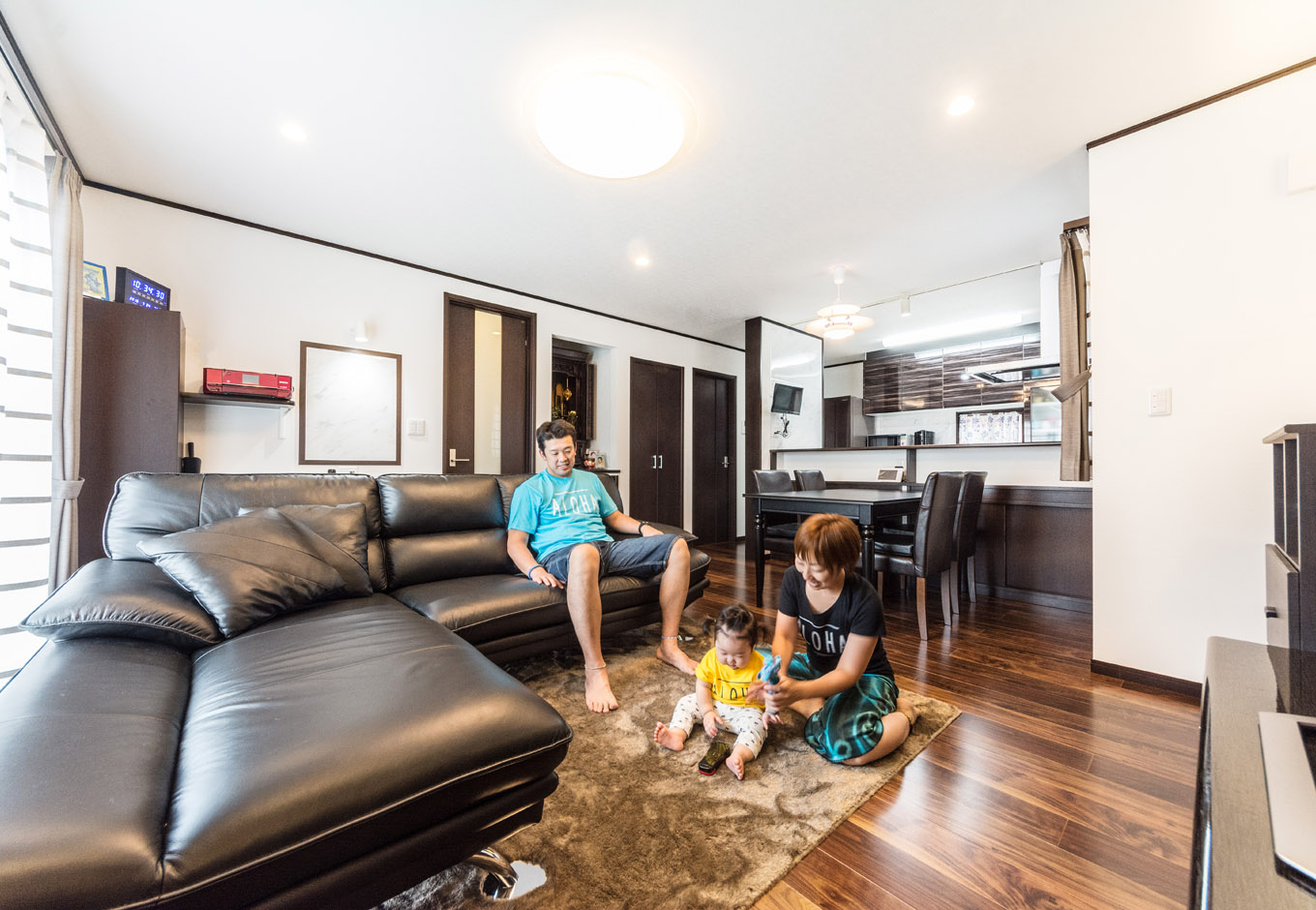 イーホーム【収納力、二世帯住宅、屋上バルコニー】N邸は二世帯住宅。「敷地が限られた中で駐車場2台分も確保したくて、3階建てを選びました」とNさん