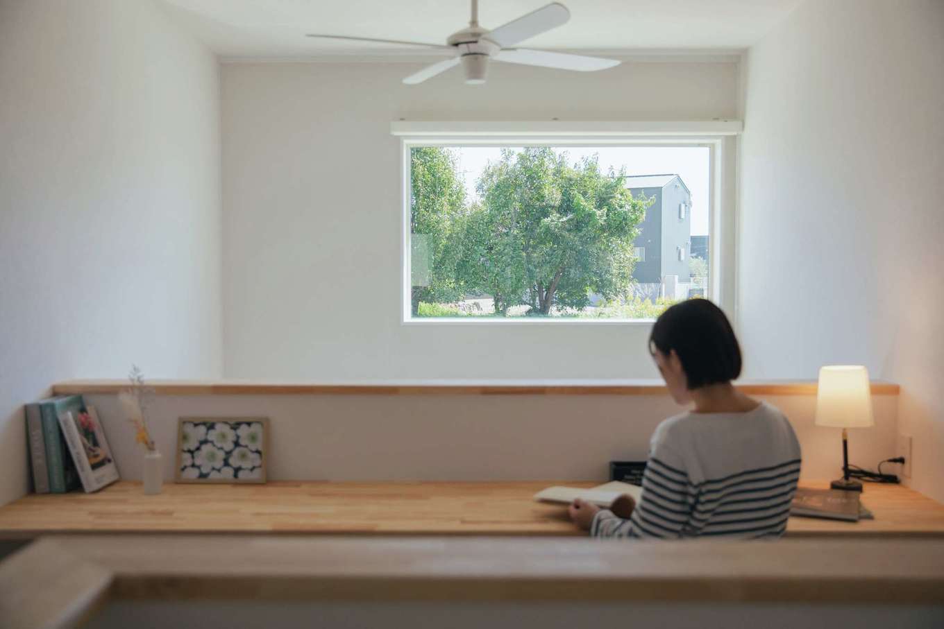 ほっと住まいる【自然素材、間取り、インテリア】吹き抜け上部のピクチャーウィンドウが素敵