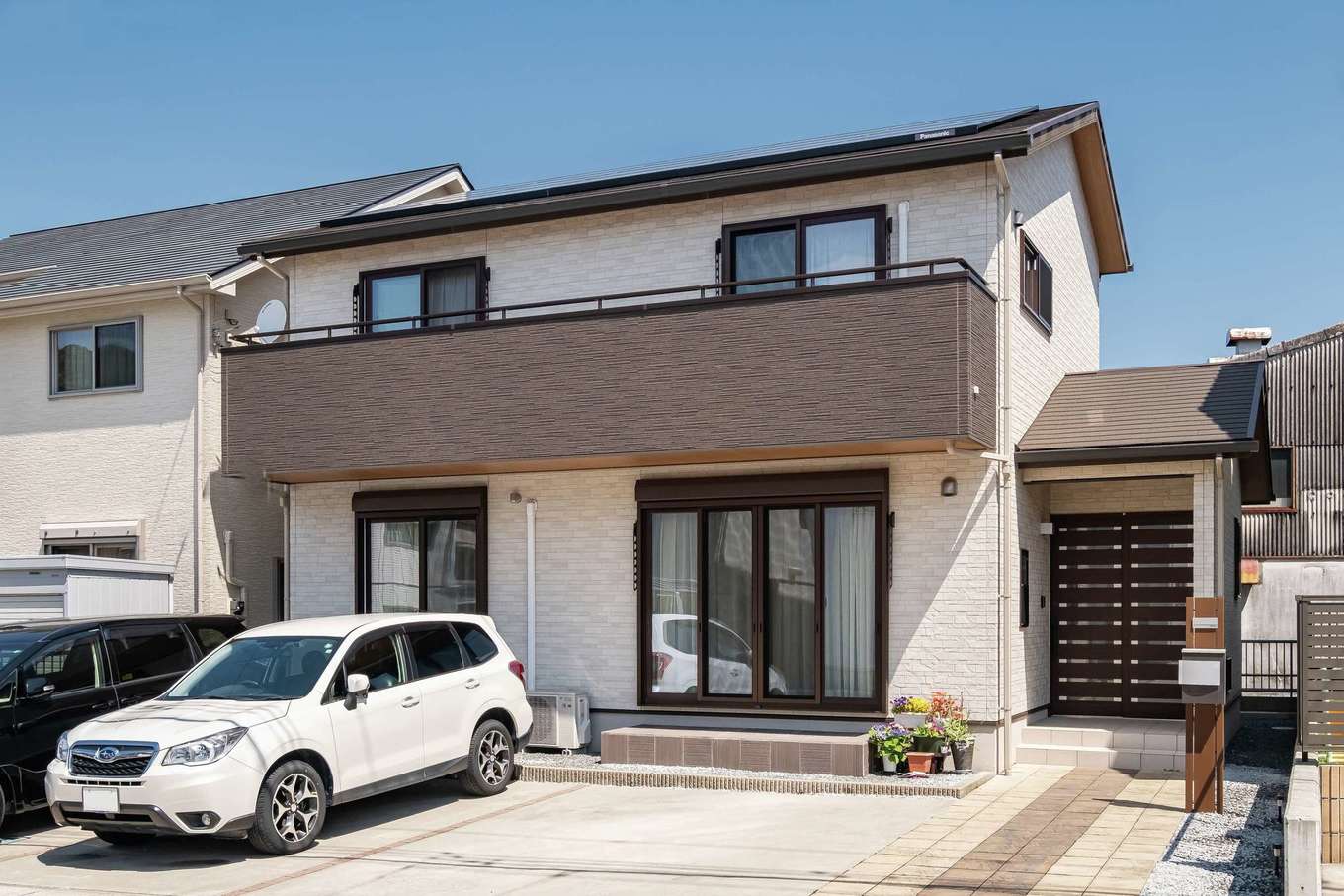 イーホーム【子育て、省エネ、間取り】地震に強い2×4工法で建てたN邸。外壁は4年経ったとは思えないほどの美しさをキープしている。5kWのソーラーパネルを搭載し、光熱費は毎月黒字