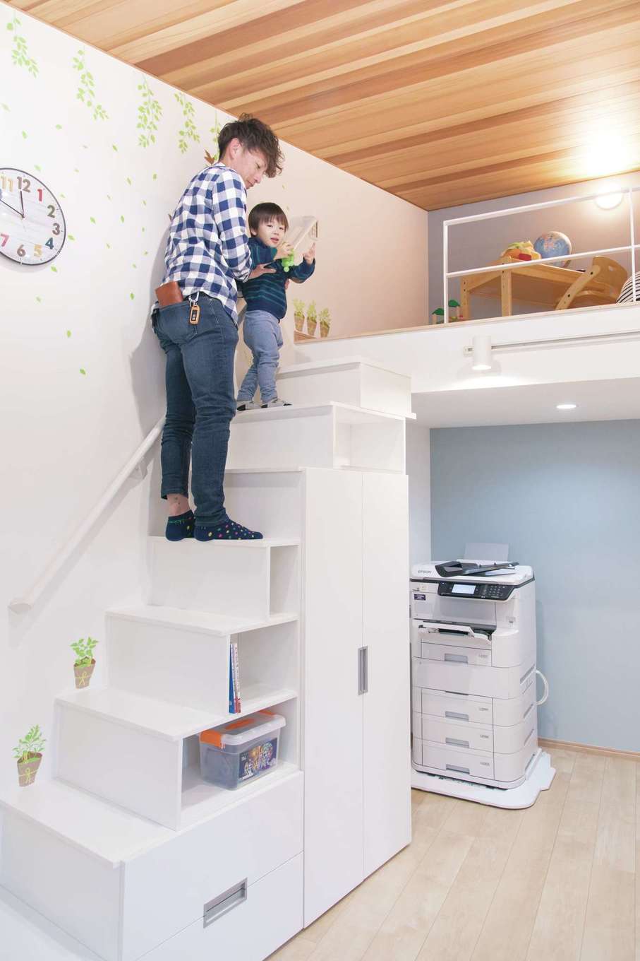 建築システム（狭小住宅専門店）【浜松市中央区助信町9-16・モデルハウス】ロフト付きの子ども部屋。収納を兼ねた階段にすることで、空間を最大限活用している