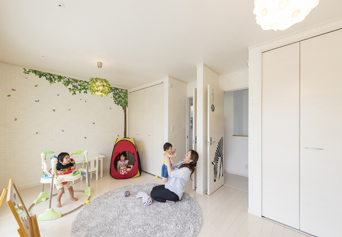 今は１つの部屋として使用している、子ども部屋。成長したら仕切れるよう、ドアもクローゼットも２つある