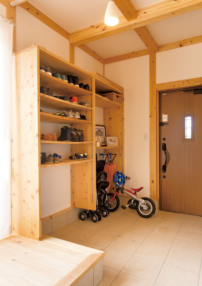 サイエンスホーム【1000万円台、自然素材、平屋】大容量の土間収納。収納棚もひのきで造作