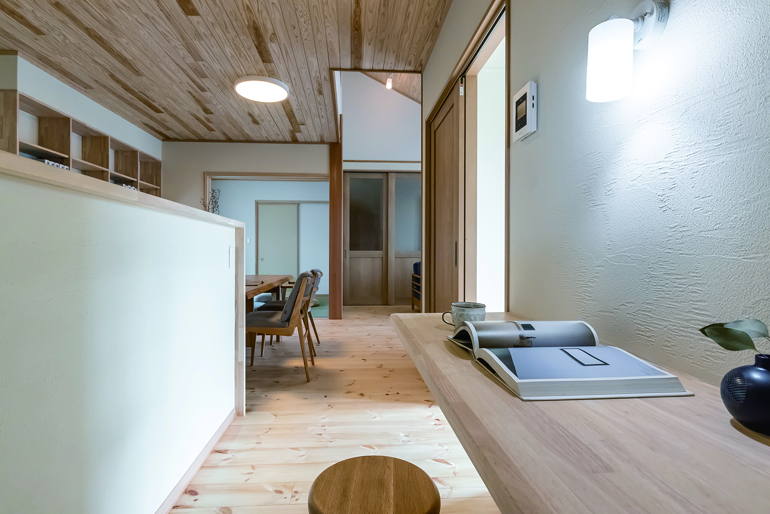 住まいるコーポレーション【自然素材、省エネ、平屋】対面キッチンの前にある家事カウンターは、アイロン掛けや書き物などにと、フレキシブルに活躍。LDKと水回りを結ぶ動線上にあるので、家事の流れもスムーズ