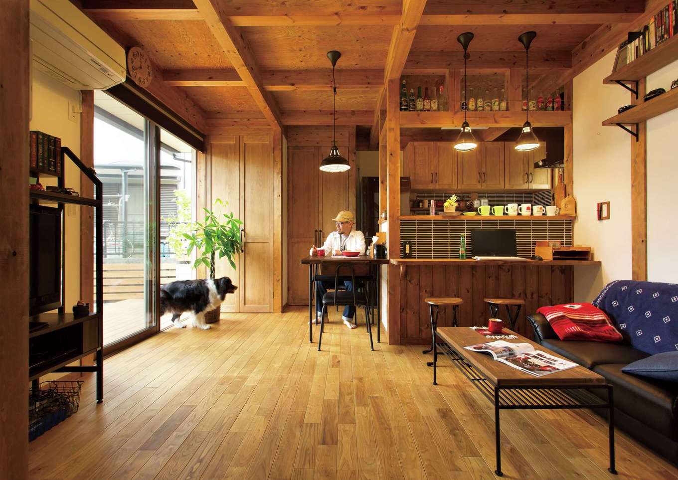 サイエンスホーム【デザイン住宅、ペット、ガレージ】国産ひのきとアイアンでコーディネートされたLDK。柱と梁を現しにした真壁づくりの空間にきれいな空気がゆっくりと流れる。10年以上連れ添ってきた愛犬のさくらちゃんは、広い芝生の庭とリビングを自由に行き来できて毎日ゴキゲン