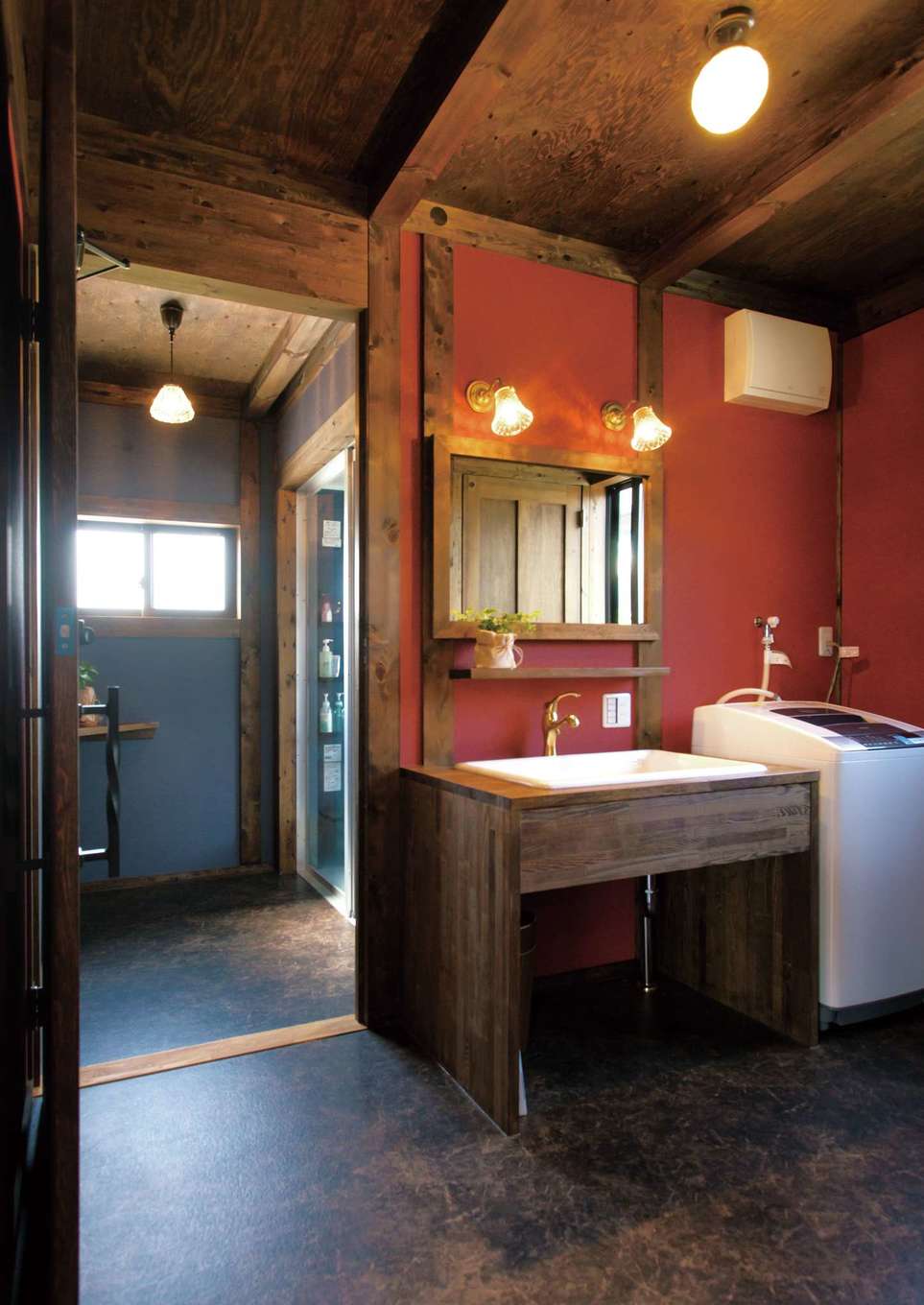 サイエンスホーム【1000万円台、デザイン住宅、自然素材】赤いアクセントウォールが印象的な造作の洗面台