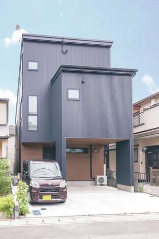 黒のガルバリウムと木目のサイディングでクールな外観