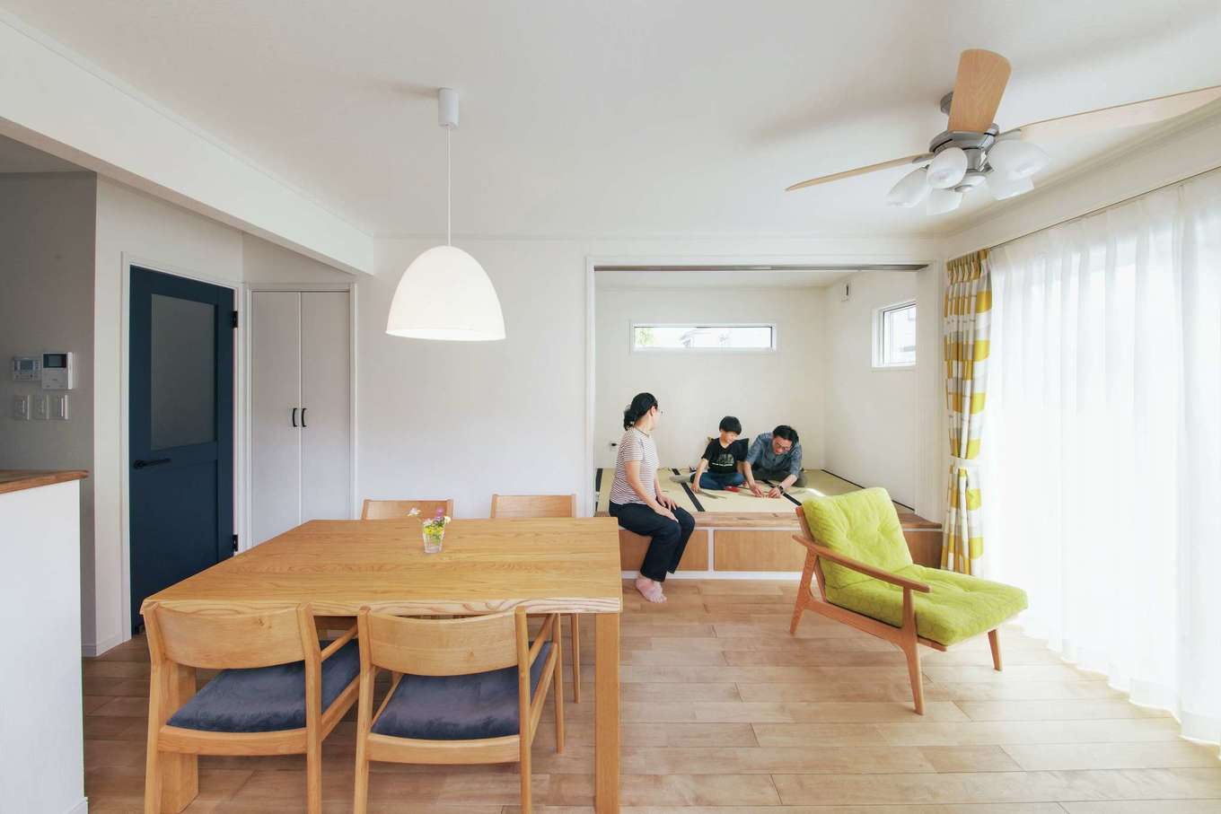 ハートホーム【デザイン住宅、子育て、間取り】日当たりのいい南東に面したLDK。日当たりや通風を綿密に計算して開口部を設けているので、西日を避けながら日中は明るい室内に。小上がりに仕立てた和室は下部を収納にしてデッドスペースも活用している