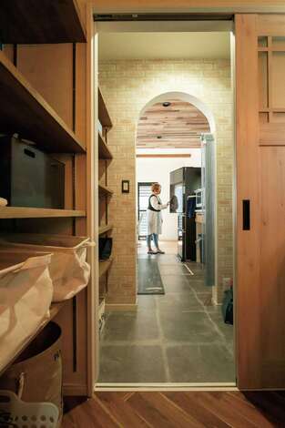 玄関ホールからも出入りできる洗面脱衣所は、そのままパントリーを抜けてキッチンまで続く。便利な動線とたっぷりの収納に暮らしやすさを実感