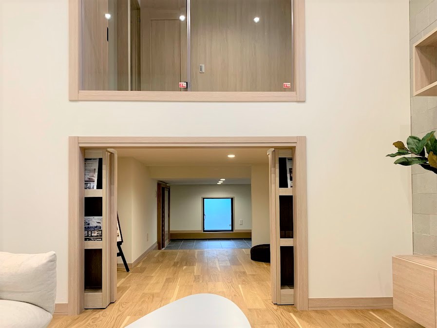 ミサワホーム静岡【収納力、平屋、スキップフロア】リビング側からの蔵入口と1.5階