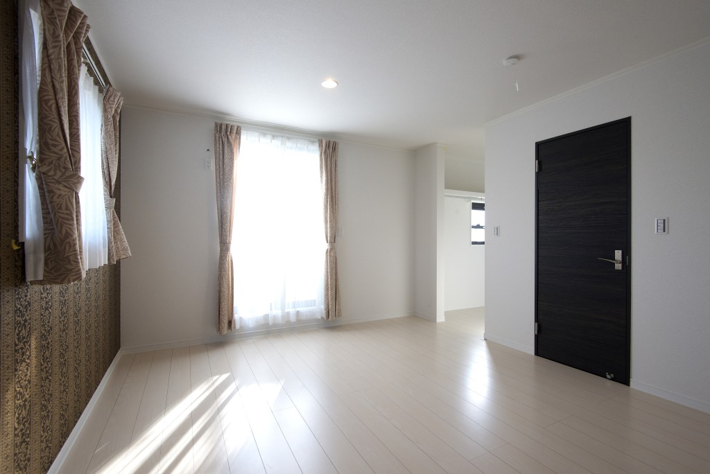 メテックス建築事務所【1000万円台、子育て、省エネ】ウォークインクローゼットも備えた居室。重厚感のある壁紙を使って落ち着いた部屋を演出