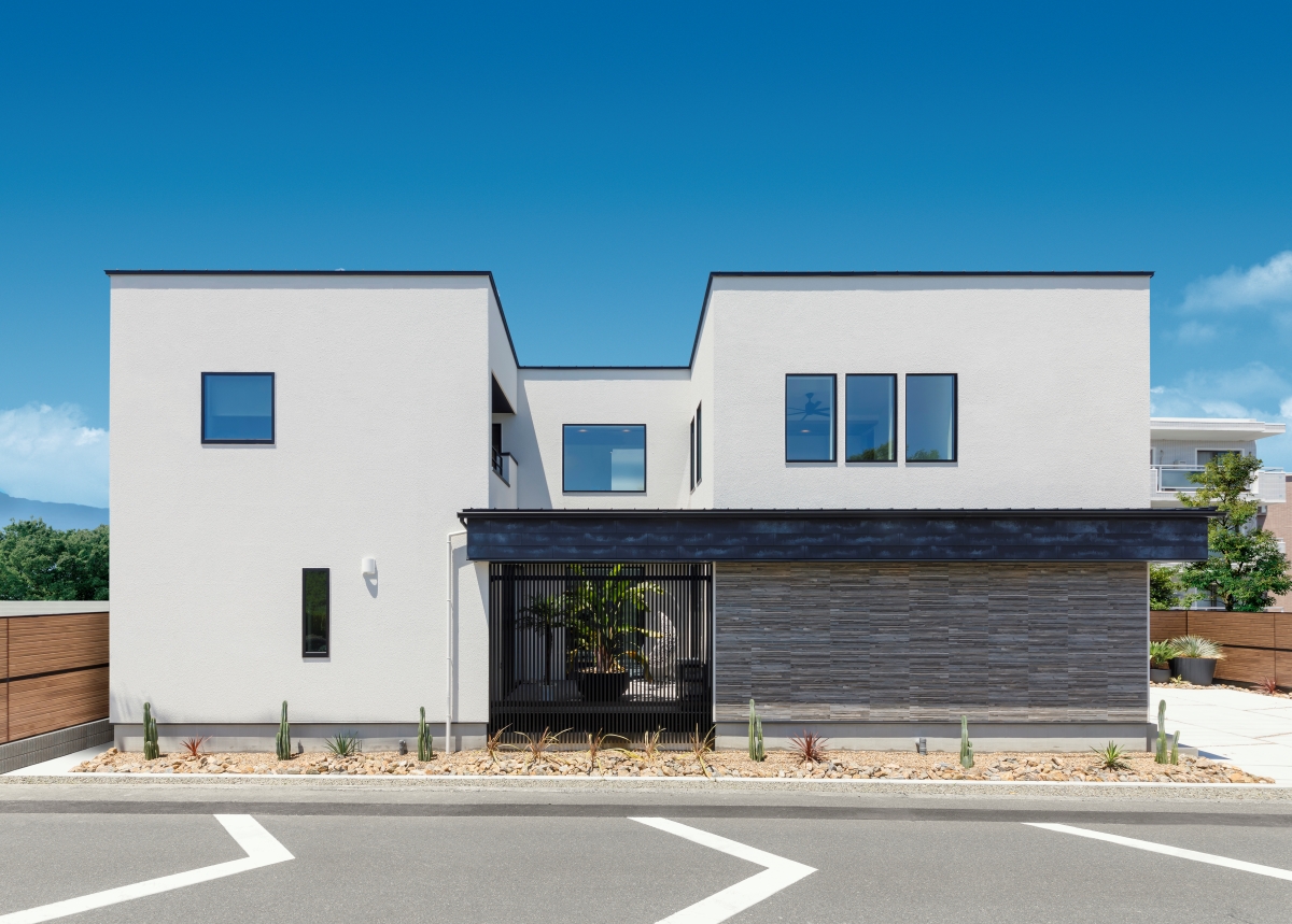 nattoku住宅【藤枝市南新屋412-1・モデルハウス】2つの箱を並べたようなスタイリッシュな外観デザイン。1階のパティオに加え、2階にもインナーバルコニーを配した希少なスタイルで、どちらもアウトドアリビングとして活用可能。過ごし方は無限に広がり、暮らしに豊かさを添える