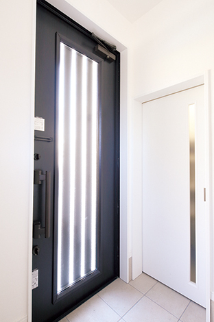 シューズインクローゼットのガラス入りのドアは、特 注でお願いしたもの