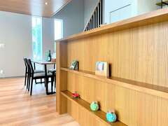 玄関からリビングへのアプローチには小物をあしらって