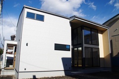 グレーを基調としたシンプルで端正な外観デザイン。
無駄を削ぎ落としたフォルムの中に、軒天や内部につながる木の素材感をさりげなく取り入れることで、冷たさを感じさせない佇まいとしています。