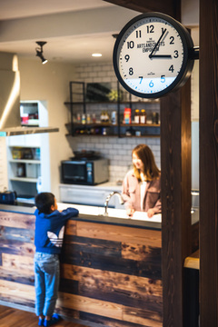 対面式のオープンキッチンはカフェのようにオシャレな空間。1片が大きくてガッチリしたタイルをキッチンに貼りたかったという奥さまは、『バルハウス』からLINEで送られてきたサブウェイタイルの写真が一目で気に入り採用。キッチンの横にはパントリーがあり、食品類やキッチン小物をたっぷりしまえてキッチン回りはいつもスッキリ！