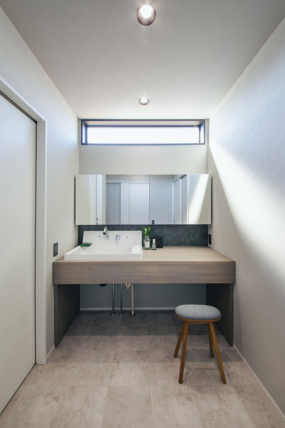 DAITOKU（大得工務店）｜造作洗面台は幅1.8mと2人並んでも広々。玄関からアクセスしやすく、帰宅後すぐに手洗いできる動線が便利