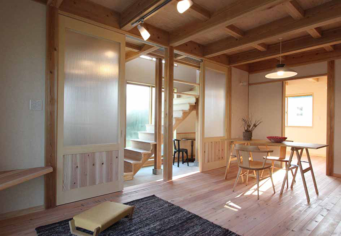 土間とリビングの間を壁ではなく、建具で間仕切り。光を取り入れ、明るい室内に。 また 、来客や、土間にいる愛犬・愛猫の気配を常に感じられる