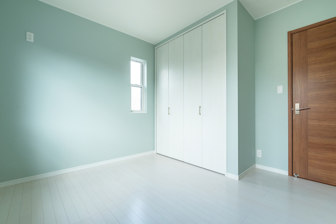 子ども部屋は明るい色のクロスをチョイス。大容量の収納スペースを完備