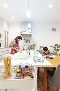 対面キッチンとリビング階段は奥さまの希望。キッチンに家族の声と気配が集まり、自然なつながりが生まれるよう計画されている