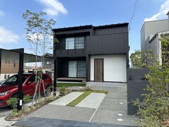 洗練されたモダンデザインの二階建て住宅