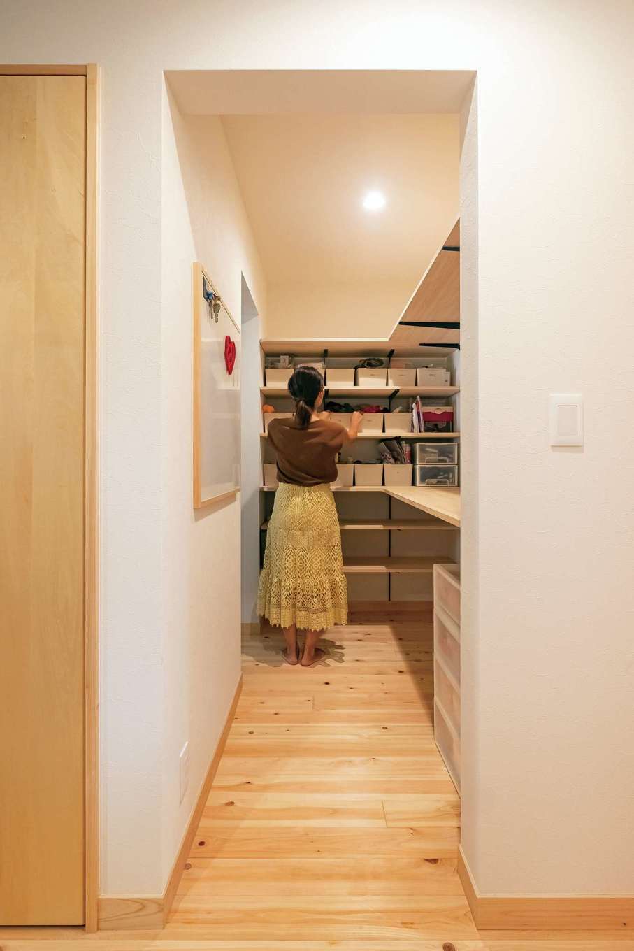 靖和工務店【子育て、狭小住宅、間取り】パントリーを介して水回りとキッチン、リビングを回遊できる動線は奥さまの希望。大容量で食品ストック以外にもリビングクローゼットの役割も