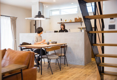 モルタルの壁で囲ったアイランドキッチンは奥さまのお気に入り。「キッチンがおしゃれだと、料理作りのテンションも上がります」と奥さま。キッチンを回遊できる動線があることで、家事効率も抜群にアップした