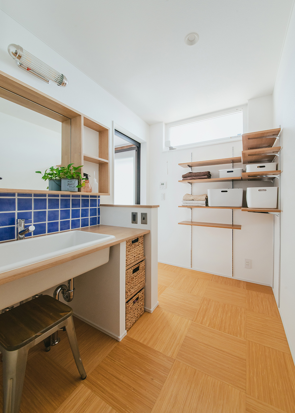 ナイスホーム【デザイン住宅、間取り、平屋】洗面のタイルもキッチンと同じ青いタイルで爽やかな印象に。深さがある大き目の洗面ボウルは使い勝手抜群