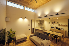 スポット照明を効果的に用いたリビング