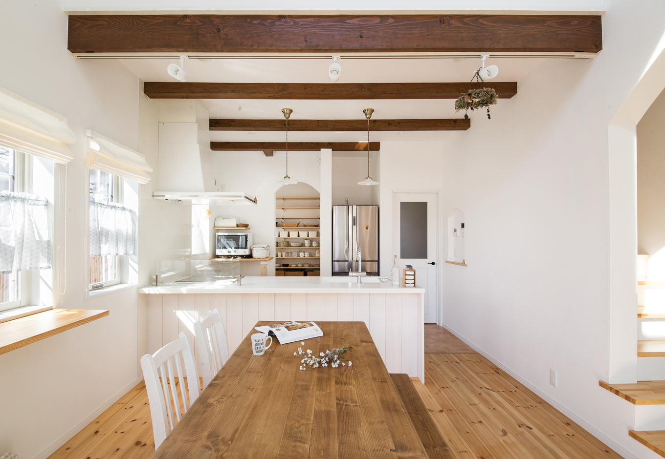 DISTANCE 野本建築【子育て、省エネ、インテリア】濃く塗り上げた化粧梁は、メリハリが抜群。キッチン裏のパントリーは敢えて見せる収納