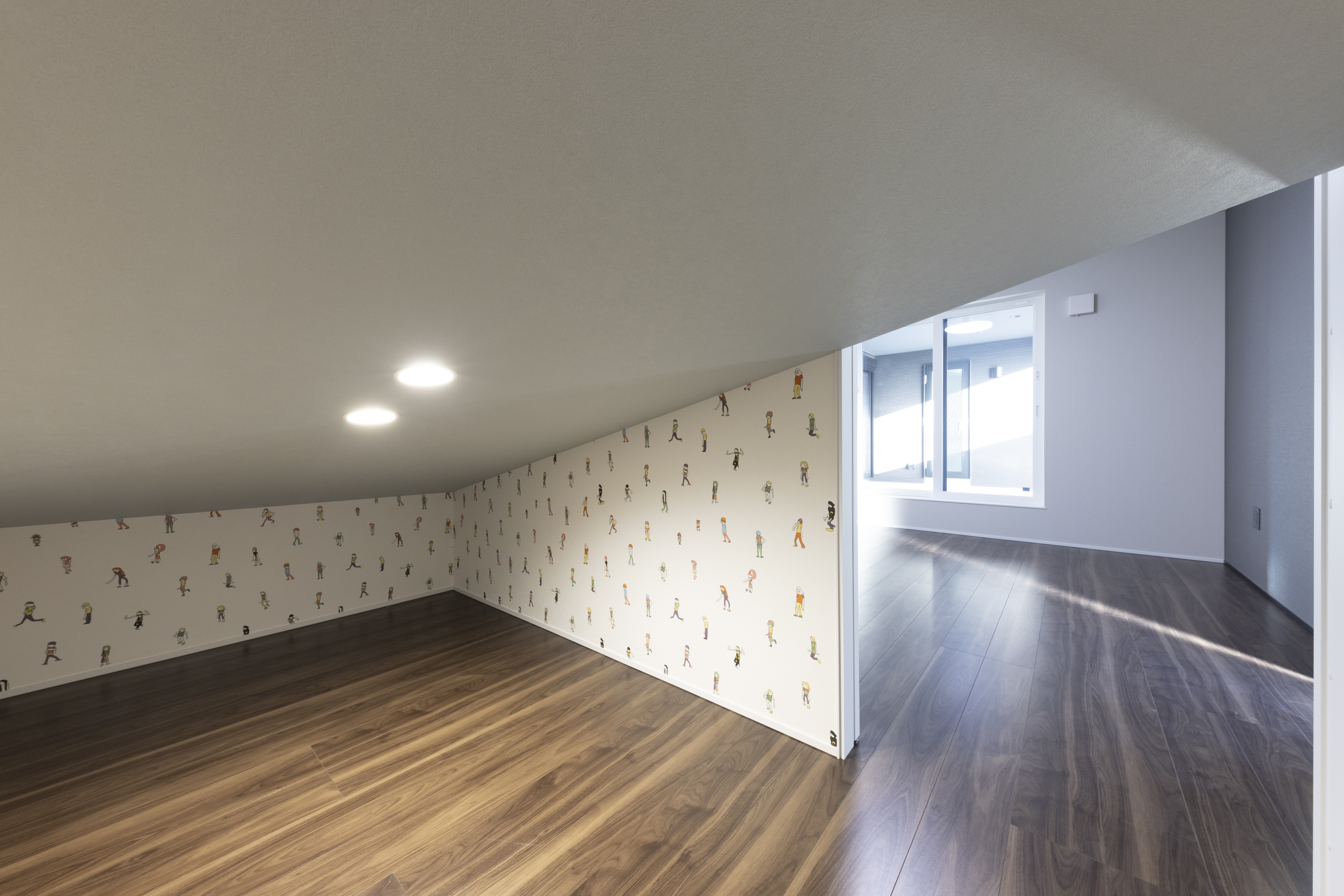 フェスティナ・レンテ｜天井が低く、コンパクトなスペースのロフト。窓から光が入り、小さながらも明るい空間を提供。壁のアクセントクロスが個性的で、居心地の良さを演出している。