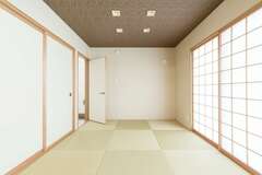 小上がりになった和室は玄関とつながり、リビングを通らず客人を迎えられる
