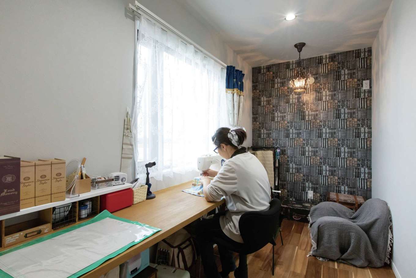 Yamaguchi Design 【自然素材、平屋、ガレージ】キッチンのすぐ奥にあるクラフトルームは、裁縫やネイルアートなど、奥さまが趣味を満喫できる場所